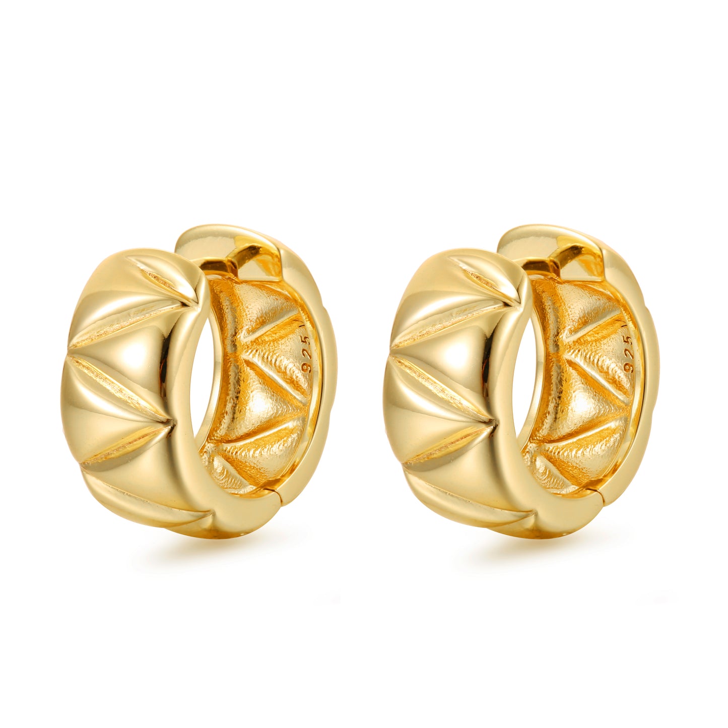 Tarnish-resistant zigzag earring made with gold vermeil, made from recycled materials for sustainable fashion.