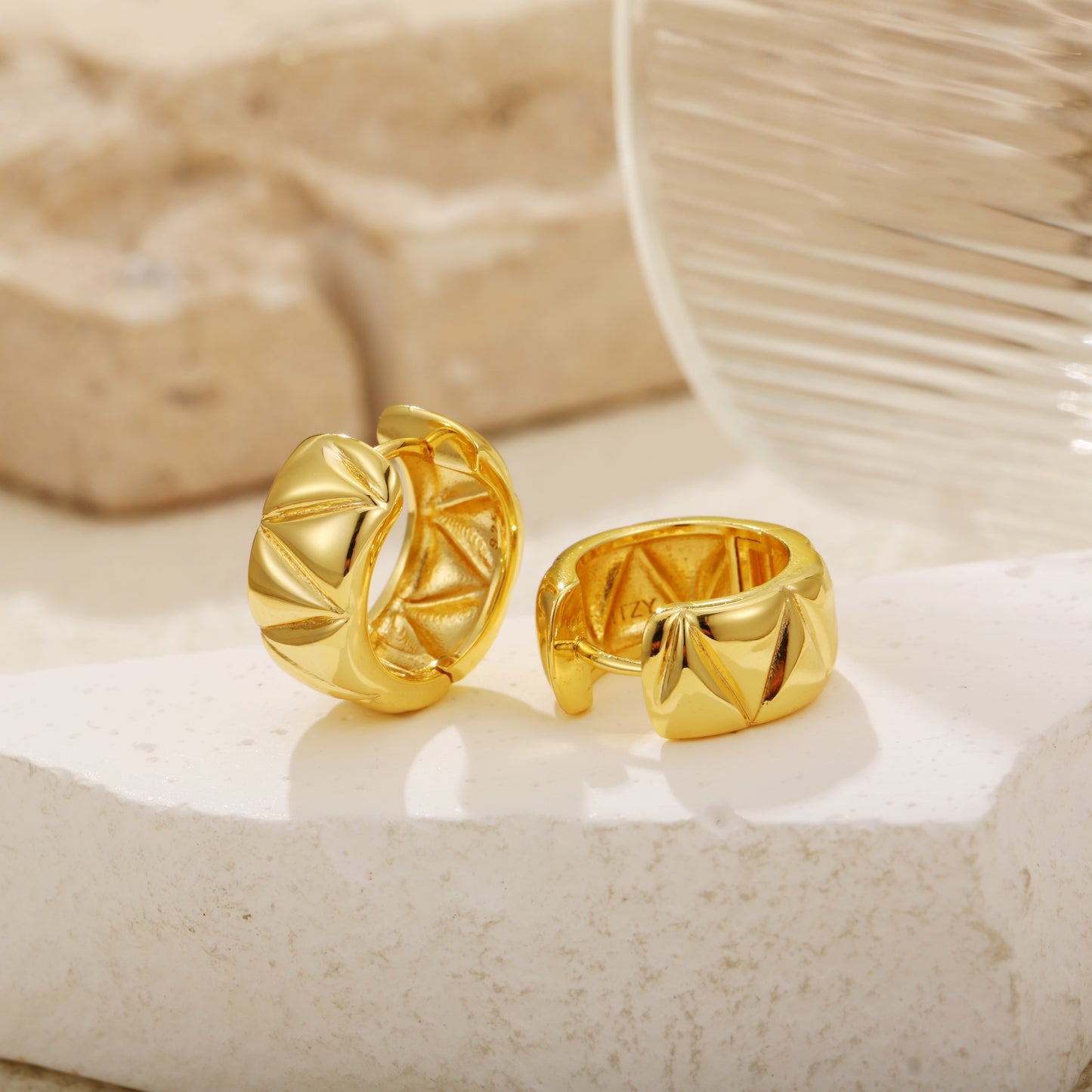 Tarnish-resistant zigzag earring made with gold vermeil, made from recycled materials for sustainable fashion.